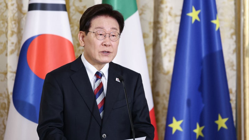 '유럽 순방' 이 대통령, 오늘 밤 화상 회의…'투표지 부족 사태' 논의