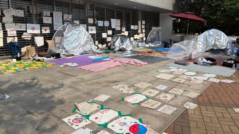 <b>잠실 개표소</b> 앞 텐트 치고 노숙…경찰도 장기전 대비