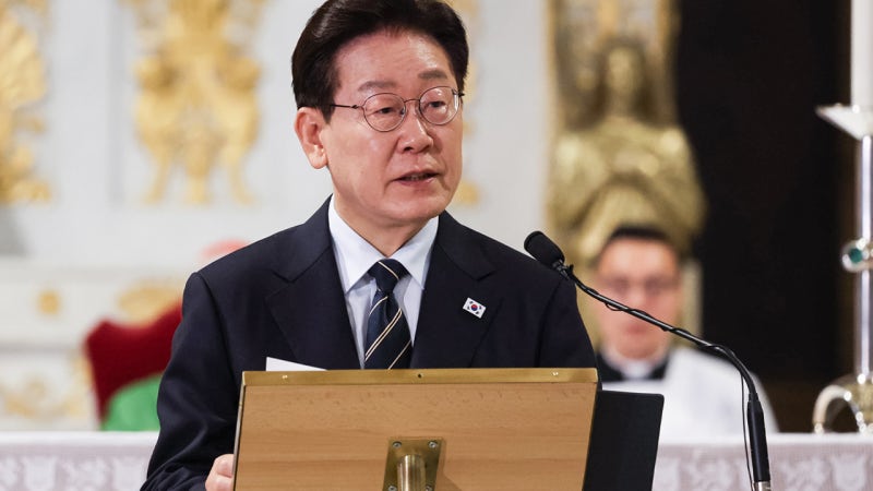 이 대통령 "흡수통일 추구 안 해…군사적 신뢰 회복 노력할 것"