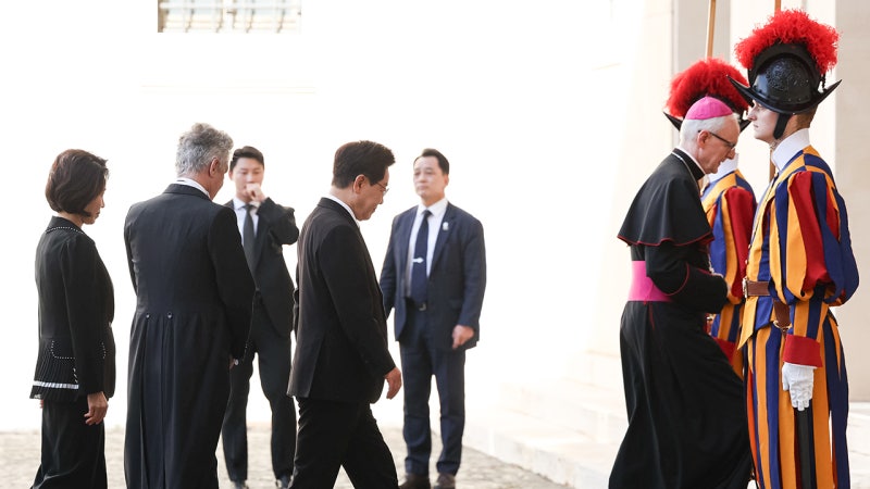 <b>이 대통령</b>, 레오 14세 <b>교황 면담</b>…'한반도 평화' 교감 나눌까