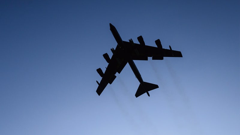 미 B-52 폭격기, 이륙 직후 추락…"탑승자 8명 전원 사망 추정"