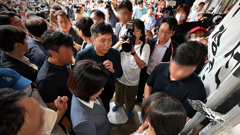 끝까지 막아선 '단 한 명'…체육단체 진입 또 무산