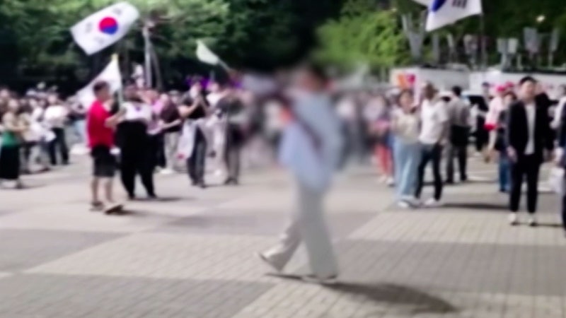 '흉기 난동' 30대 남성 체포…"나가라" 야유에 철수