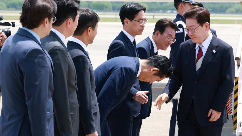 <b>이 대통령 귀국</b>…정청래에 '90도 인사' 받고 "수고했습니다"