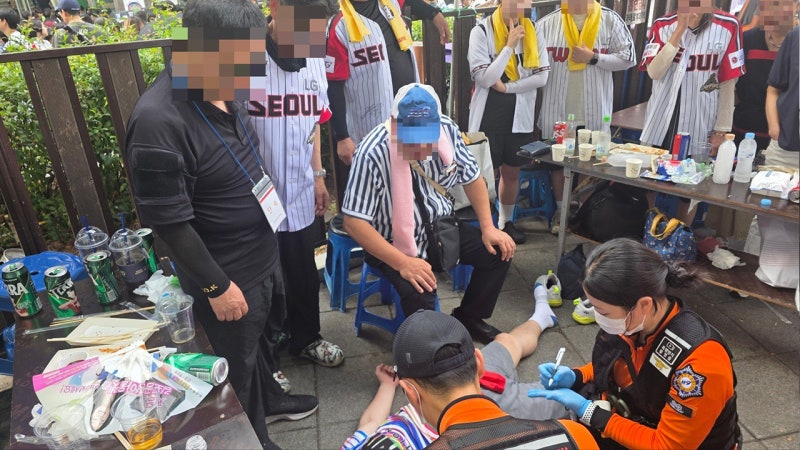 잠실<b>야구</b>장 노점단속팀, 쓰러진 70대 LG트윈스 팬 구조