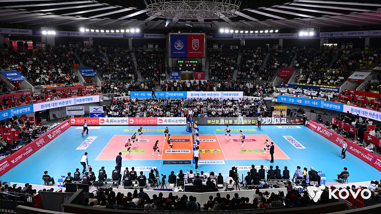프로배구 <b>정관장</b>, <b>코치</b>의 '회식 비위' 공식 사과…"윤리센터 신고했다"