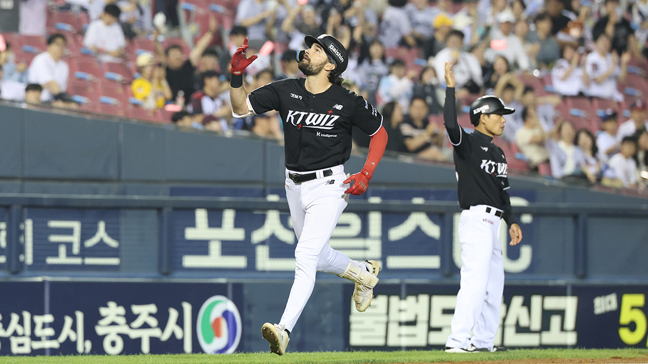<b>kt</b>, <b>LG</b> 연파하고 5연승…힐리어드 홈런 2개 6타점 '원맨쇼'