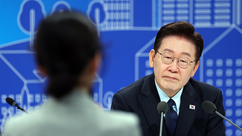 이 대통령 "과한 전세<b>대출</b>, 집값 폭등의 한 원인…규제 강화해야"