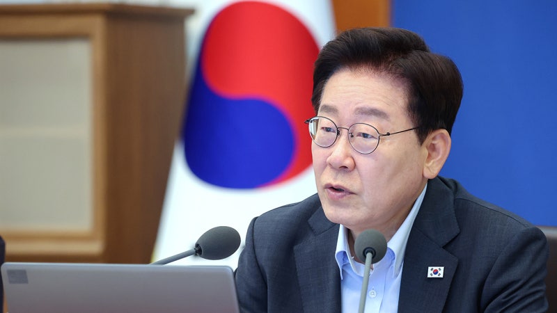 이 대통령 "<b>부동산</b>, 100억대 양도소득에 세금 몇억…형평 안 맞아"