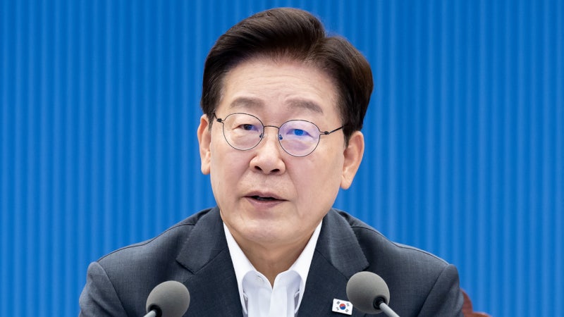 <b>이 대통령</b> "선택적 <b>모병제</b> 도입해 국방 개혁 추진해야"