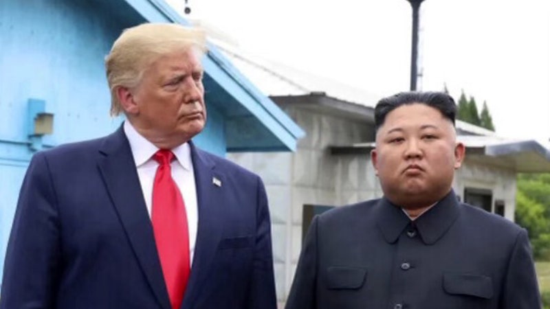 <b>트럼프</b>, 이번엔 김정은과 판문점 회동 <b>사진 게시</b>…"사이 좋아"
