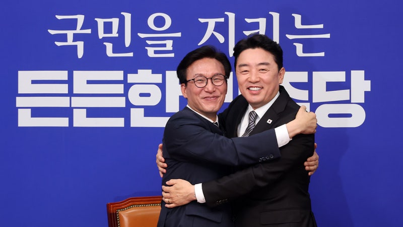 <b>김민석</b>, 강훈식 포옹하며 "벽 없는 원팀 기대와 책임감"