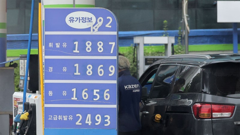 <b>석유 최고가격</b>제 다시 <b>동결</b>…휘발유 1,784원·경유 1,773원