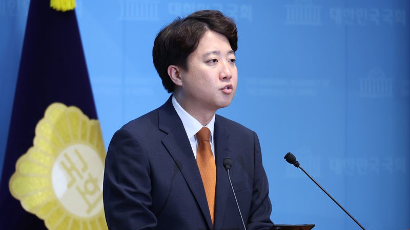 "쇄신 고민했지만"…<b>이준석</b>, 개혁신당 <b>대표직</b> 전격 <b>사퇴</b>