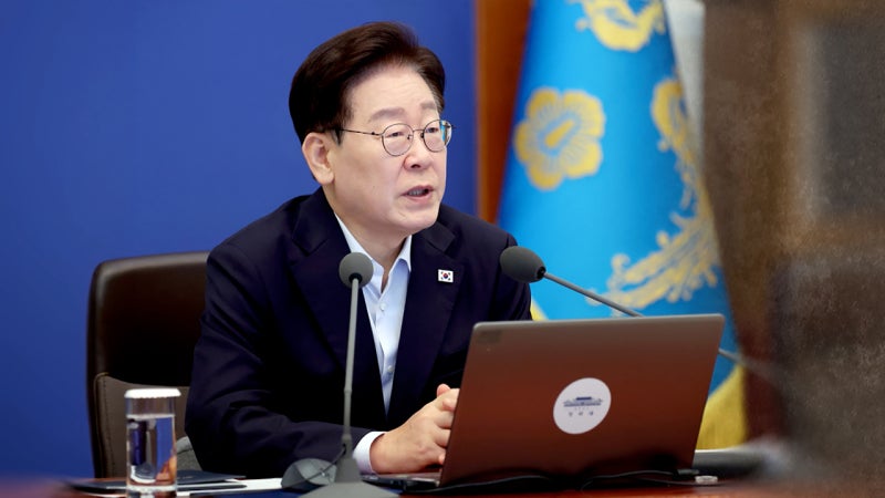 이 대통령 <b>지지율</b> 42%로 취임 후 최저…부정평가 첫 50%대 [한국갤럽]