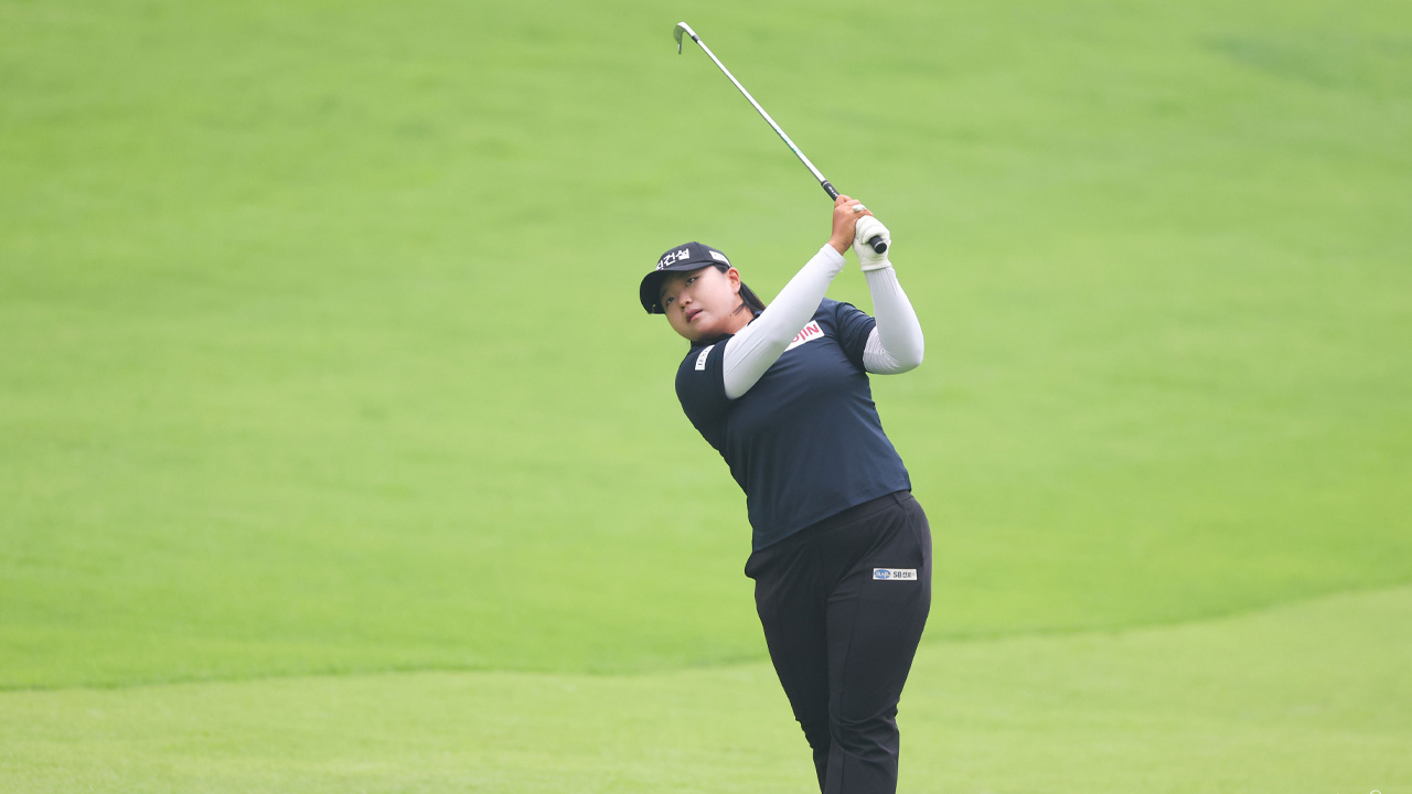 '디펜딩 챔피언' <b>신다인</b>, KLPGA 투어 KG 레이디스 오픈 3R <b>공동 선두</b>