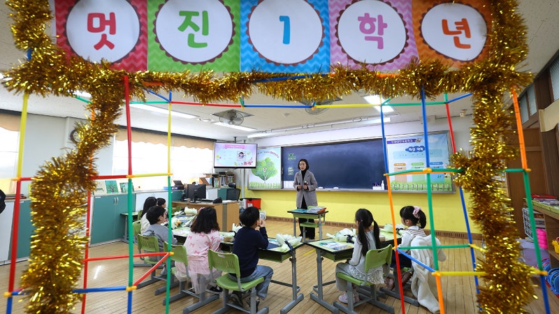 '초등 저학년 오후 3시 하교' 검토하자…"아동학대" 반발