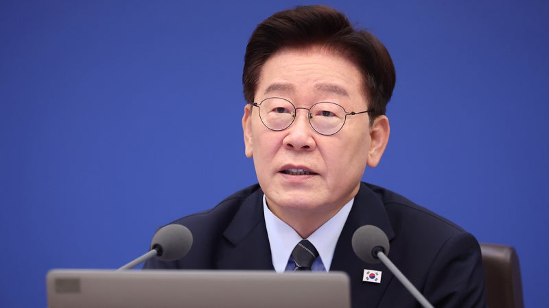 <b>이 대통령</b> "전 정권이 만든 보릿고개…일단 <b>성장 회복</b> 주력"