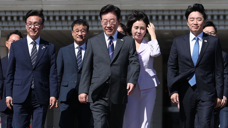 이 대통령, 프랑스로 출발…'<b>뤼미에르 서밋</b>' 공동 의장