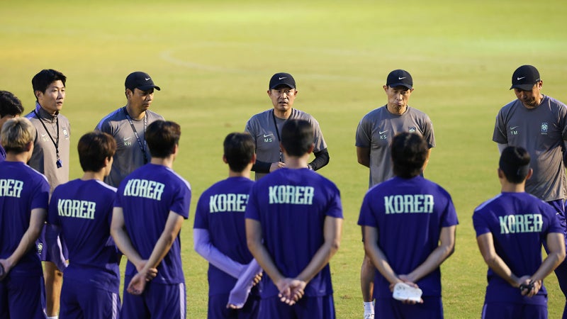 <b>축구</b>팀 태운 버스가 야구장으로…첫 경기 앞두고 '황당'