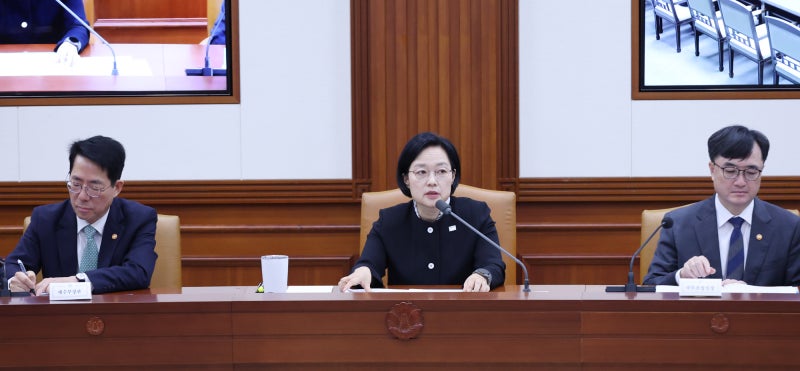 <b>한성숙</b> 총리 "임신 9주 이하 임신중지 약물 단계적 도입 논의"