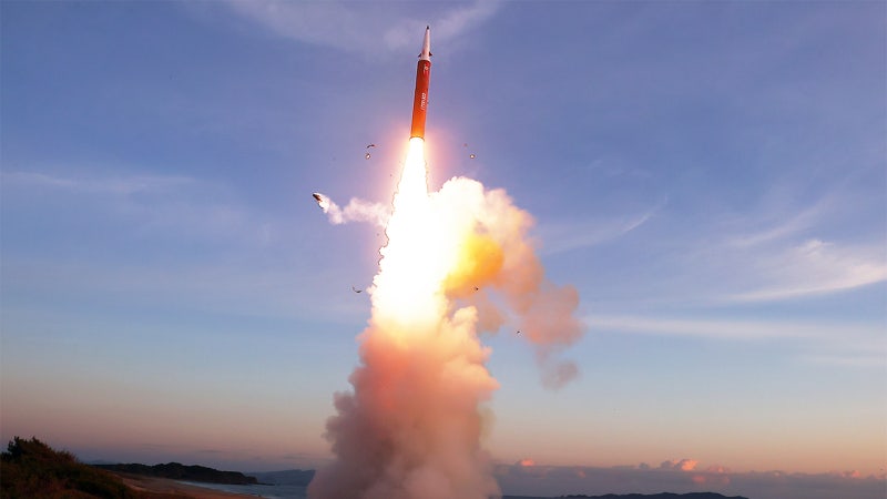 북, 9일 만에 <b>탄도미사일</b> 또 쐈다…"900km 이상 비행"