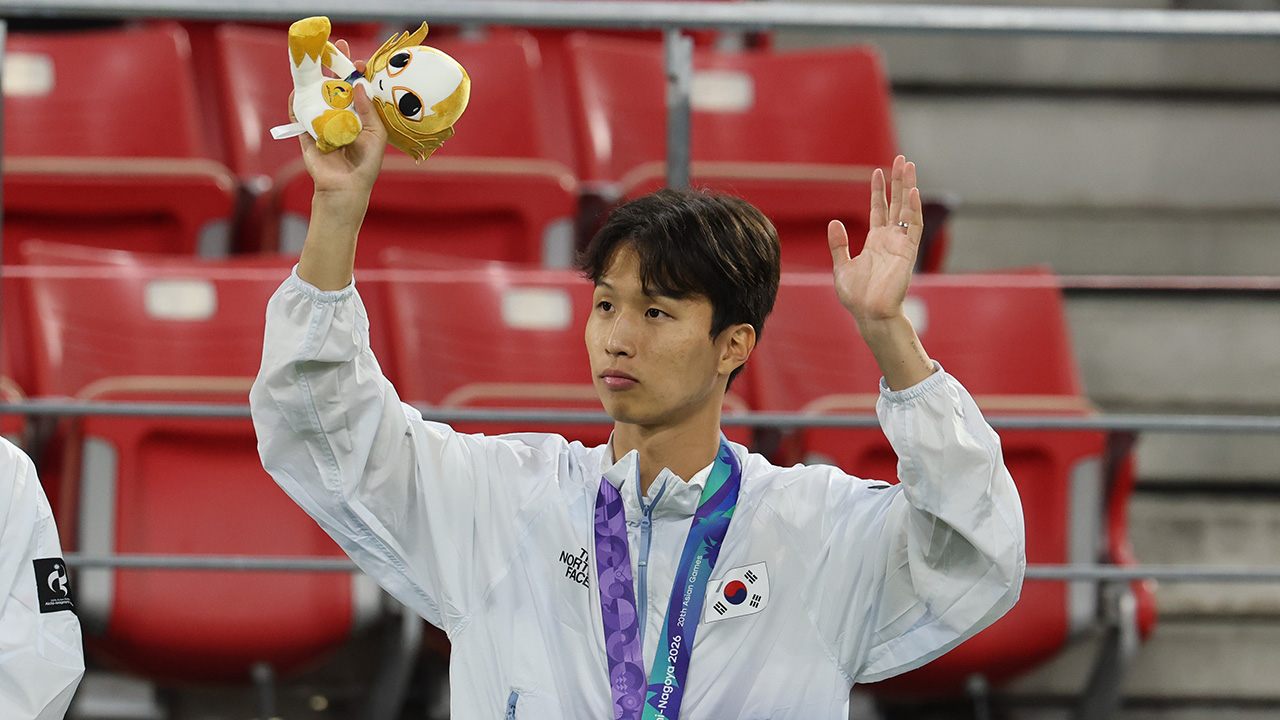 'AG 금' <b>엄지성</b>, <b>인종차별</b> 피해…경기 중단·경찰 수사