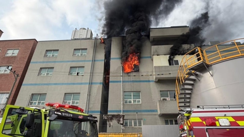 [속보] <b>부천 공장 화재</b>로 소방관 3명 부상…1명은 심정지