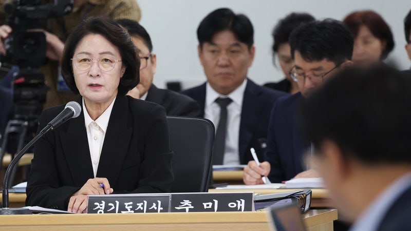 '재정 빨대' 논란 <b>추미애</b>, 국감서 소방관들에게 재차 <b>사과</b>