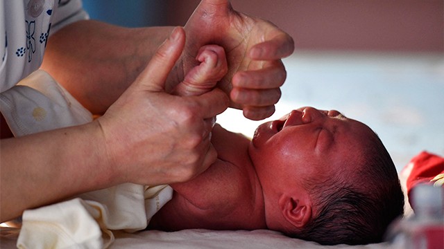 “아기 안 낳는 중국, 분유시장 3분의 1 사라질 수도”