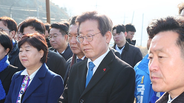 이재명 대표, 서울대병원 도착…“<b>경정맥</b> 손상 의심, 대량출혈 우려”