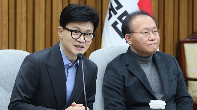 <b>한동훈</b> “<b>세비반납</b>·불체포 포기, 민주당 받을건가 말건가”