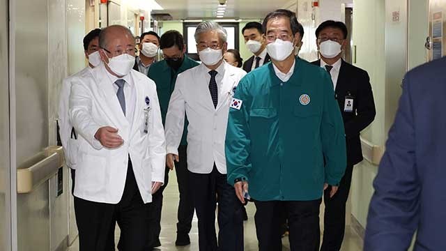 한 <b>총리</b> “<b>병원</b>에 남은 의료진 지원 최선 다할 것”…<b>제주한라병원</b> 현장 점검