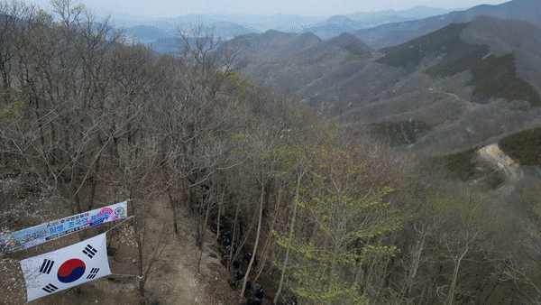 전북 순창군 라희봉 고지에서 국방부 유해발굴감식단과 육군 제35사단이 유해 발굴 작전을 수행하고 있다.