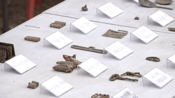 국방부 유해발굴감식단과 육군 제35사단이 발굴한 6·25 전쟁 유품들.