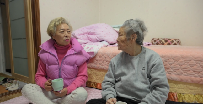이영숙 공공후견인(좌)과 김소방 할머니(우)가 커피를 마시고 있다
