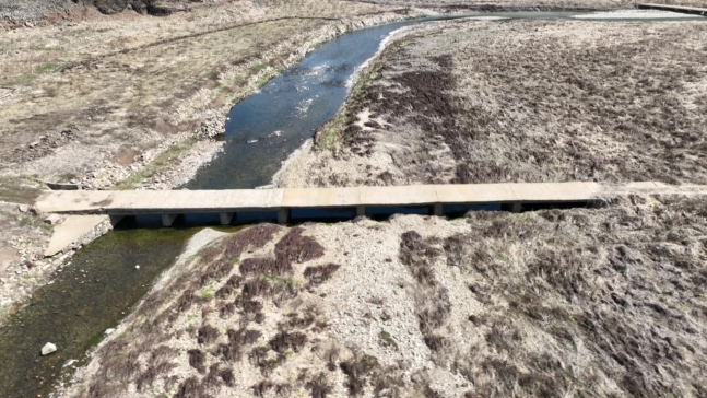 동복댐 건설로 물에 잠겼던 다리가 30년 만에 가뭄으로 모습을 드러냈다.
