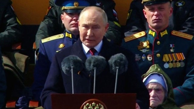 푸틴, <b>전승절 열병식</b>에서 서방 비판…“세계 분쟁으로 몰아넣어”