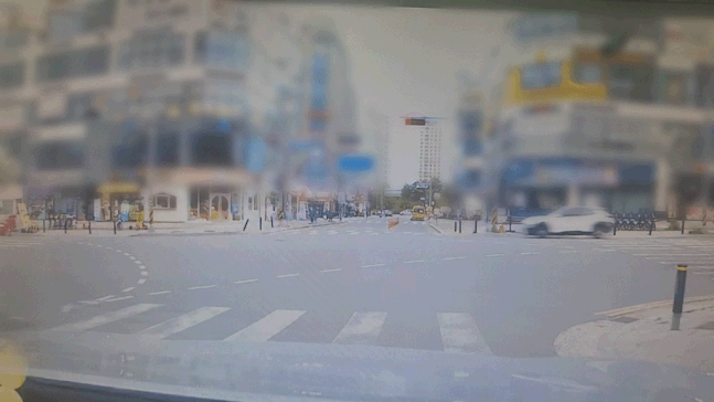 지난달 29일, 충북 진천의 한 상가로 승용차가 돌진하는 모습 (CCTV 영상)