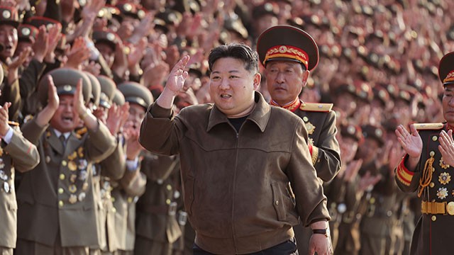 <b>김정은</b>, 당 <b>간부학교 건설</b>한 군부대·설계 인력 등과 기념사진 촬영