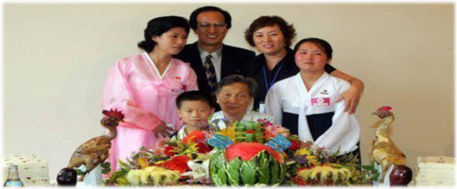 전후 납북자 김영남 씨가 2006년 금강산 호텔에서 상봉한 남쪽 가족들과 함께 찍은 사진.