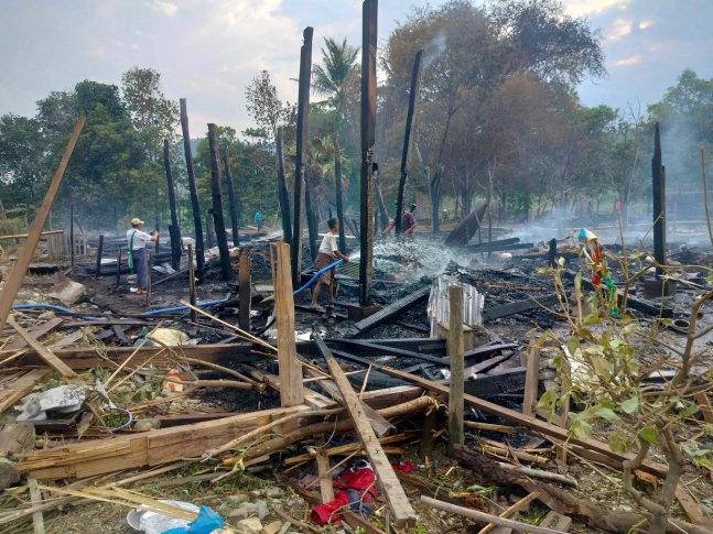 현지시각 이달 9일 미얀마 마궤 지역에서 군부 폭격으로 폐허가 된 사원. 최소 16명이 숨지고 50명이 다쳤다. 이 지역은 미얀마 임시정부인 국민통합정부(NUG) 산하 군사조직인 시민방위군이 통제하는 지역이다. 군부