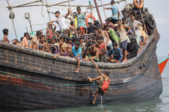 지난해 11월 미얀마의 소수민족 로힝야족 난민들이 목선을 타고 인도네시아 해변에 도착하고 있다. 미얀마 인구 70%를 차지하는 불교도 버마족과 달리 이들은 무슬림이다. 군부의 2017년 학살 등 미얀마에서 오랜 기간