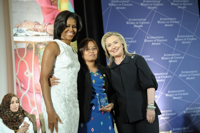 2012년 미 국무부 ‘용기있는 여성상’을 수상한 진 마 아웅 장관이 미셸 오바마 여사·힐러리 클린턴 전 미국 국무장관과 함께 사진 촬영을 하고 있다.