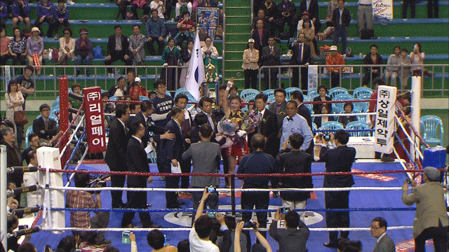최현미 선수가 지난 2013년 WBA 여자 페더급 7차 방어전 승리 후 손을 번쩍 들어올리고 있다.