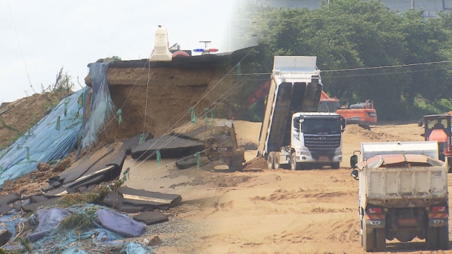 지난해 7월, 집중호우로 무너진 미호강 임시 제방(왼쪽)과 현재 성토 작업 중인 신설 제방(오른쪽) 모습.