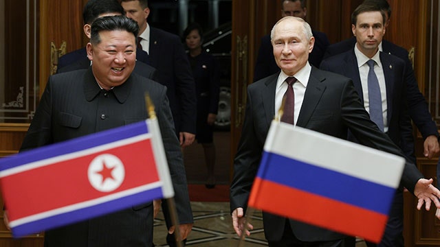 <b>김정은</b>·<b>푸틴</b>, 확대 <b>정상회담</b> 진행…대표단 배석
