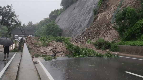 지난해 7월 15일 당시 폭우로 순식간에 붕괴된 절토사면의 모습