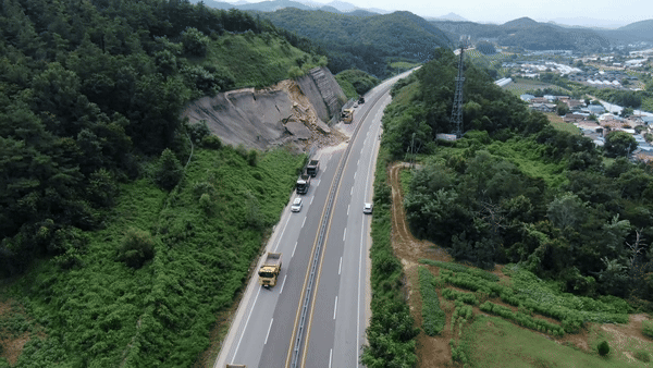 지난해 8월,  콘크리트와 토사 5백여 톤이 흘러내린 충북 영동군 국도 4호선 비탈면