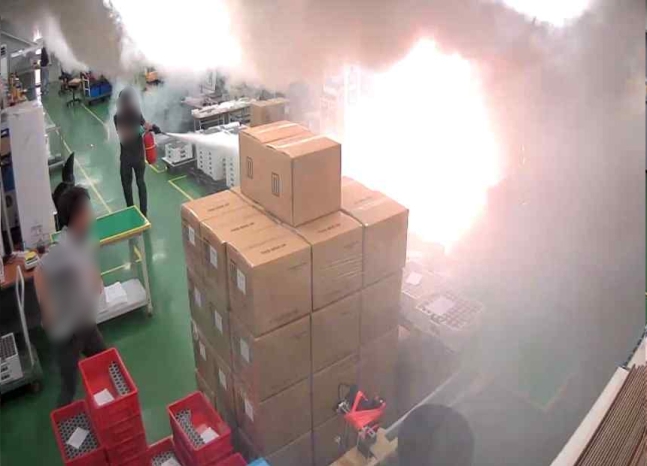 소방청 중앙긴급구조통제단이 어제(25일) 공개한 경기 화성 리튬전지 제조업체인 아리셀 공장의 화재 진행 상황이 담긴 내부 CCTV 화면.